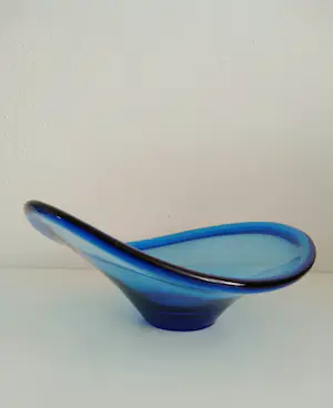 Per Lutken - (1916-1998) asymmetrische schaal, prachtige blauwe kleur kopen? Bied vanaf 65!
