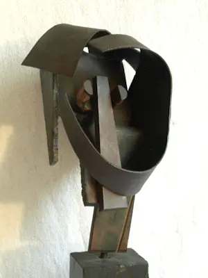 AcheterNiet of onleesbaar gesigneerd - Metalen beeld , ‘Hoofd’ – Gesigneerd - Op stenen sokkel , hoogte 65 cm.? Enchérissez de 1!