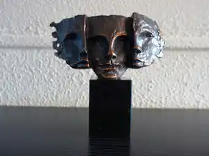 Bernadette Leijdekkers - "Nieuwe visie" in brons. verkocht voor € 125!