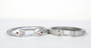Congo - Twee aluminium armbanden met ingegraveerde geometrische decoraties kopen? Bied vanaf 1!