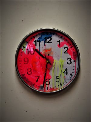 Aat Veldhoen - door Aat omstreeks 1990 beschilderde en gesigneerde Wandklok kopen? Bied vanaf 20!