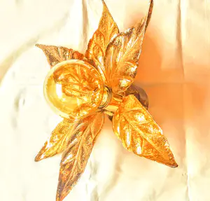 Willy Daro - Wandlampe Messing vergoldet Blumenform für Massive 1970er Jahre kopen? Bied vanaf 120!