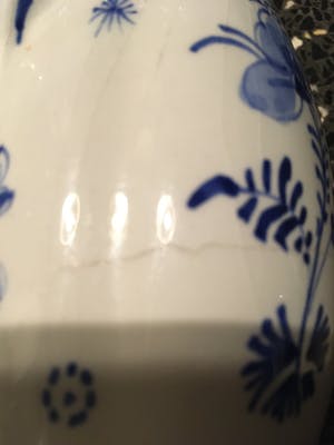 Porceleyne Fles - set van twee vaasjes met oren met prachtig handbeschilderd bloem decor. kopen? Bied vanaf 20!