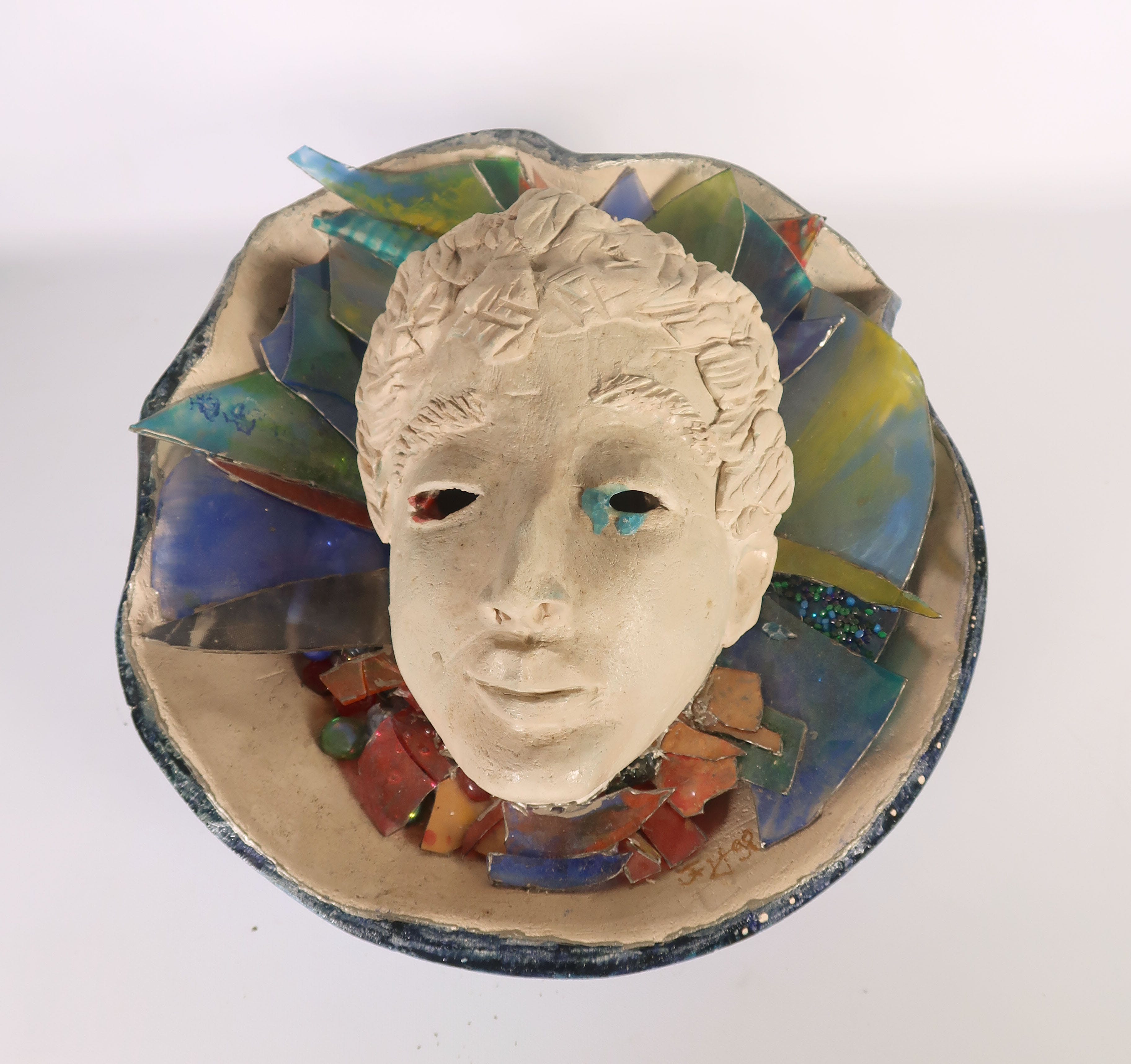 Franca Muller Jabusch - Opengewerkte schelp van klei met glas elementen en klein masker kopen? Bied vanaf 1!