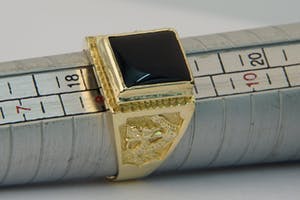 2548 -  18 krt gouden Zegelring met cabochon geslepen zwarte steen - gekeurd kopen? Bied vanaf 280!