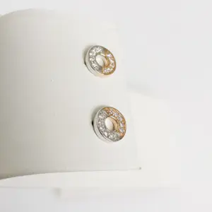 Roze en witte oorbellen kopen? Bied vanaf 550!