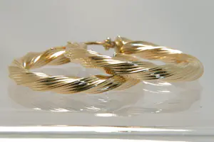 89 - 14 karaats paar geelgouden holle gedraaide oorringen kopen? Bied vanaf 195!