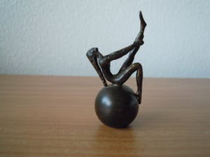 Brons (Onbekend) - Klein bronzen beeldje - vrouw op wereldbol. kopen? Bied vanaf 10!