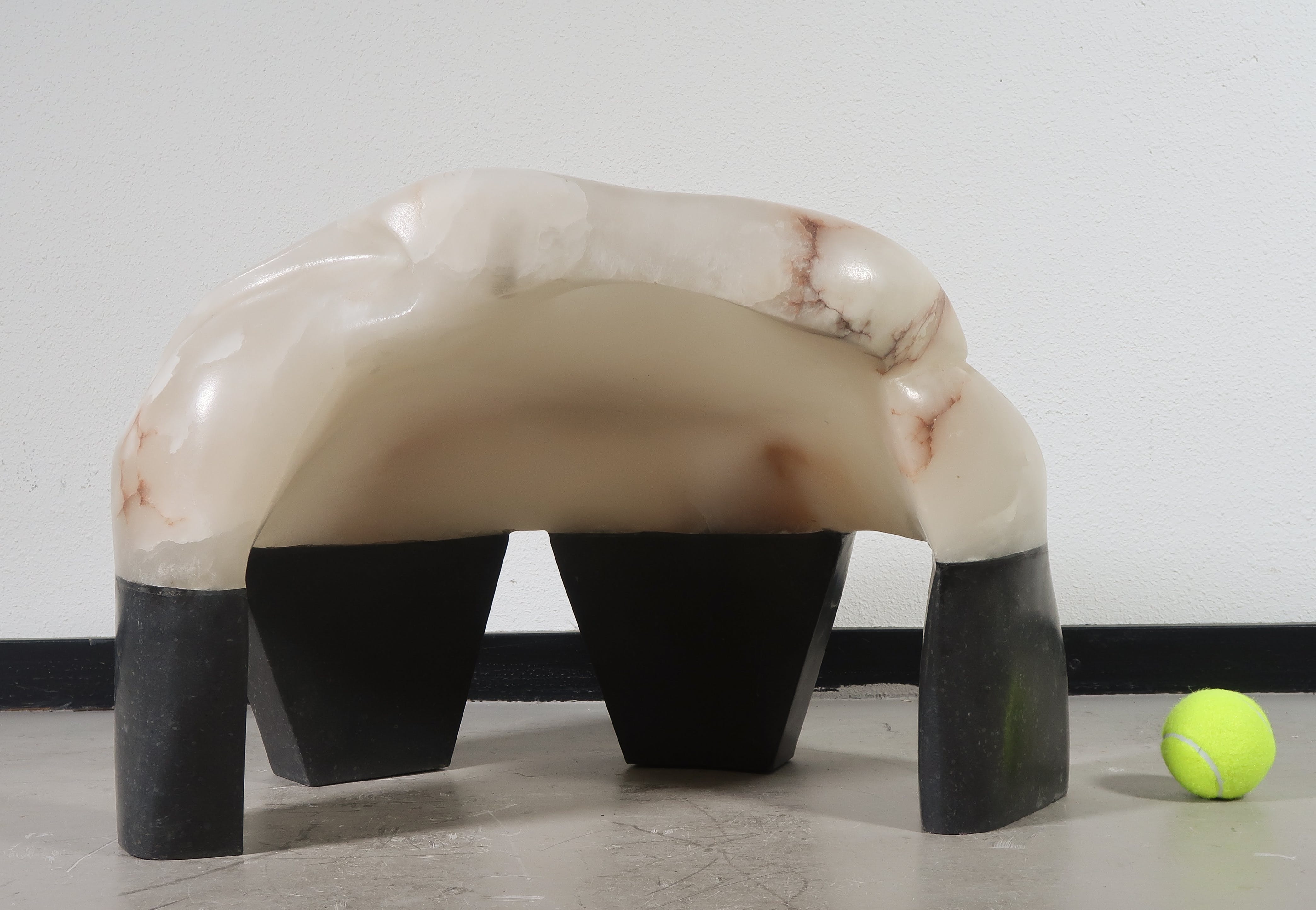 Peter van de Locht - Marmeren object op granieten sokkels, Organische abstracte vorm kopen? Bied vanaf 350!