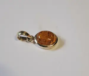 In nieuwstaat Een sierlijk bewerkte hanger met een Barnsteen kopen? Bied vanaf 30!