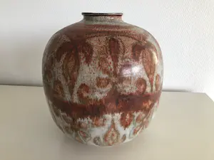 Pottenbakkerij de Vuurvogel - bruingrijze vaas met smalle hals kopen? Bied vanaf 200!