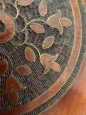 Curiosa - 2 Poolse folkloristische borden met zeer verfijnd houtsnijwerk kopen? Bied vanaf 1!