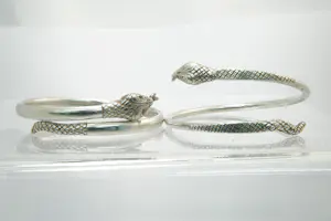 42- TWEE  1e geh. zilveren  slangen armbanden - gefaseerd glad/bewerkt model kopen? Bied vanaf 60!