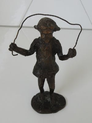 Niet of onleesbaar gesigneerd - Bronzen beeldje meisje met Springtouw kopen? Bied vanaf 10!