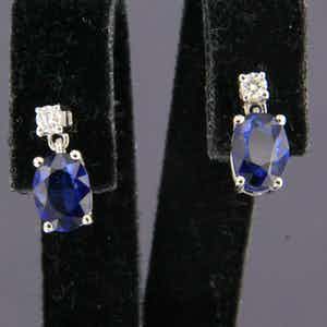 18K Goud - witgouden oorhangers bezet met saffier en briljant geslepen diamat verkocht voor € 280!