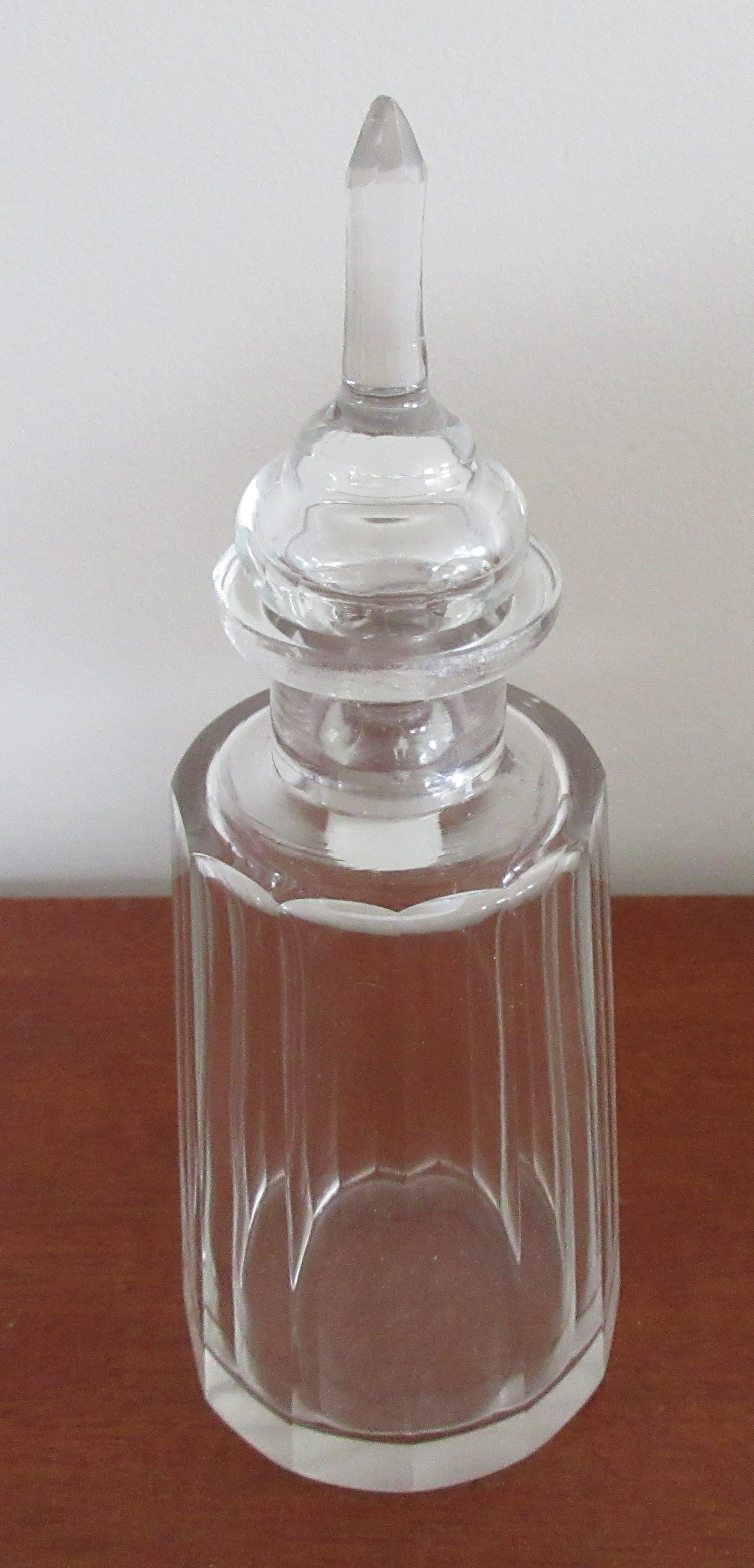 Niet of onleesbaar gesigneerd - Twee antieke 19e eeuwse geslepen kristallen azijn karafjes kopen? Bied vanaf 1!