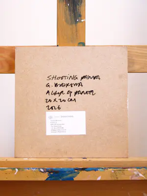 Gerard Boersma - Shooting Panda (Vrouw genietend van schilderij Banksy) kopen? Bied vanaf 125!