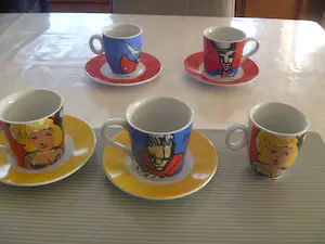 Herman Brood - 3 grote mokken , 2 koffie-kopjes en 4 schoteltje in heel goede staat kopen? Bied vanaf 50!