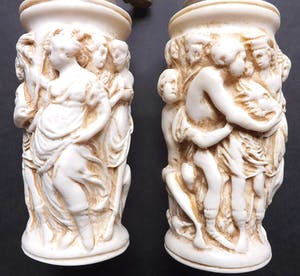 Curiosa - Vintage Salt And Pepper grinder in bone carved sculptures. kopen? Bied vanaf 1!