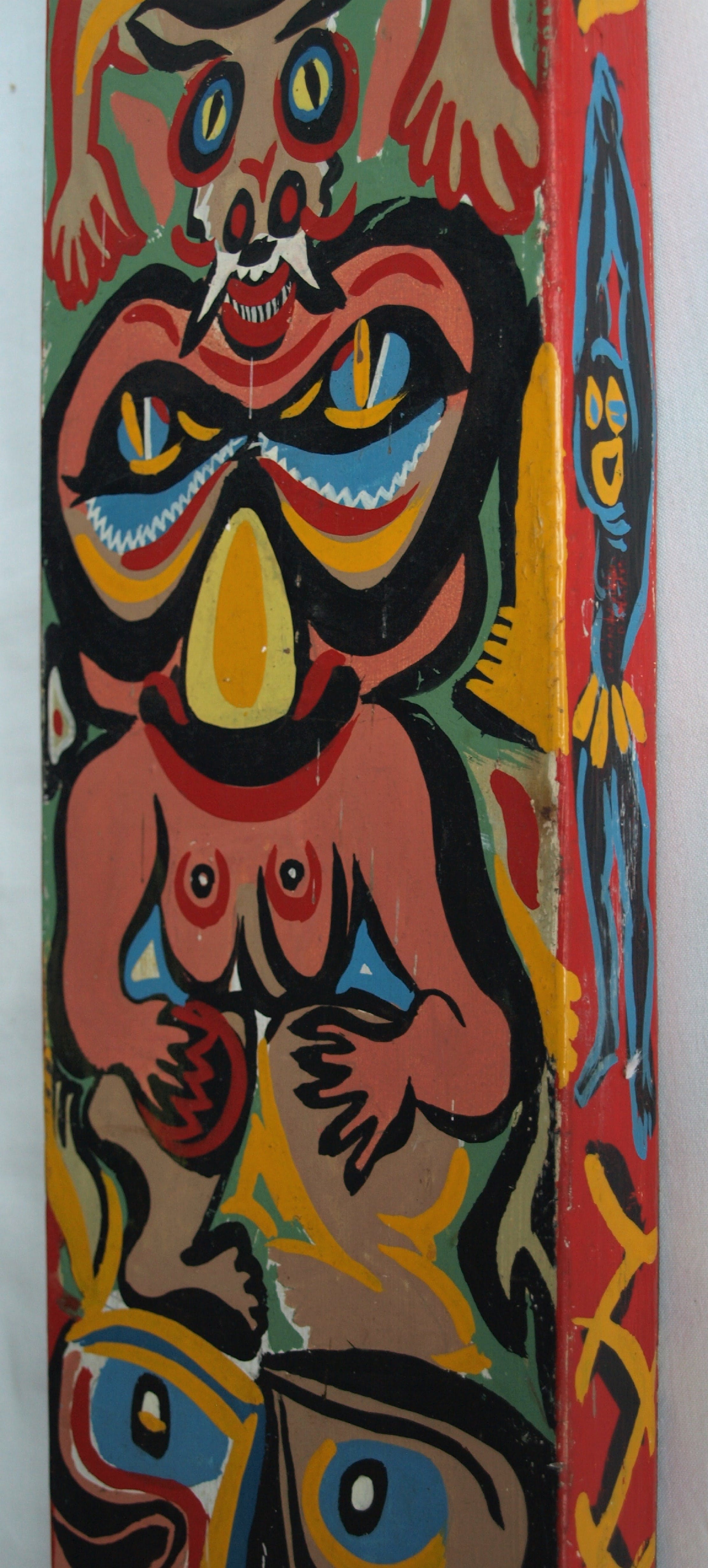 Niet of onleesbaar gesigneerd - Olieverf op houten frame , “Totempaal” – 68 cm hoog  verkocht voor € 1!