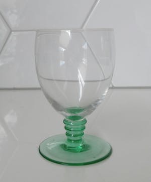 Niet of onleesbaar gesigneerd - Vier Belgische art deco glaasjes met Anna groene stok en voet kopen? Bied vanaf 10!