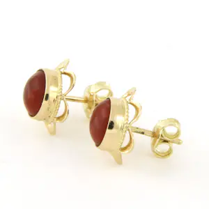 14k geel gouden oorknoppen bezet met koraal – 2.7 gram kopen? Bied vanaf 185!