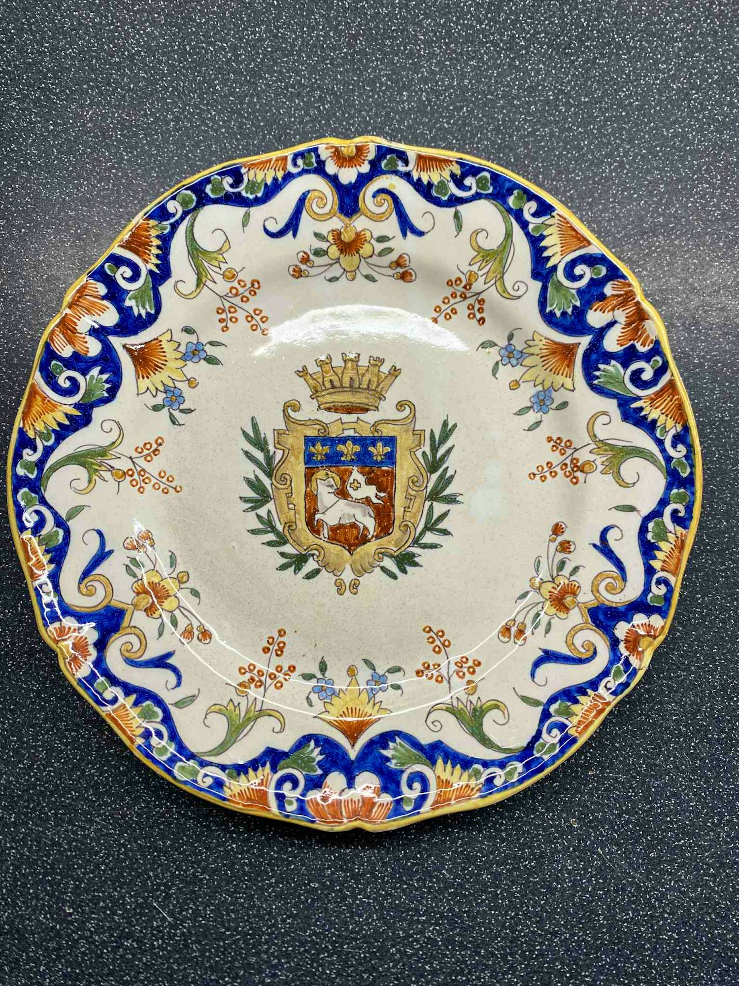 Faience de Rouen - Handgeschilderd bord met wapenschild - bonsecours verkocht voor € 39!