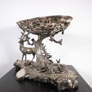 Curiosa - Verzilverd tafelstuk in de vorm van een hertengroep bij een boom kopen? Bied vanaf 60!