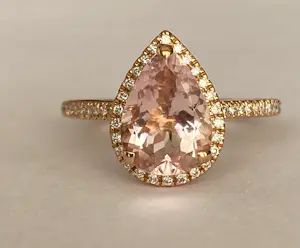 AcheterRing van 18 karaats roségoud met peervormige morganiet en halo van diamanten? Enchérissez de 700!