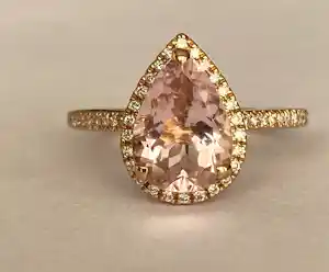 Buy Ring van 18 karaats roségoud met peervormige morganiet en halo van diamanten? Bid from 700!