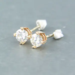 18k rosé gouden solitair oorknoppen met briljant geslepen diamant tot. 0.24ct kopen? Bied vanaf 280!