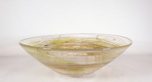 Thea Figee - Vrijgevormde glazen schaal met gekleurde draden kopen? Bied vanaf 150!
