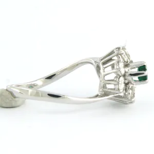 18k gouden entourage ring met centraal een smaragd en briljant geslepen diamant kopen? Bied vanaf 525!