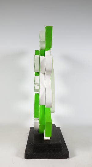 Roja Ting - Beschilderd houten sculptuur op stenen voet kopen? Bied vanaf 400!