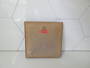 Niet of onleesbaar gesigneerd - Twee Delftsblauwe antieke tegels afbeelding koe en boerderij in houten lijst kopen? Bied vanaf 1!