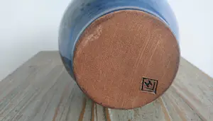 Niet of onleesbaar gesigneerd - Geglazuurde blauwe schenkkan met vogeldecoratie kopen? Bied vanaf 1!
