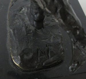 Astrid Veldhuyzen-Koppen - Bronzen Beeld Rennende moeder met kind op haar rug kopen? Bied vanaf 48!