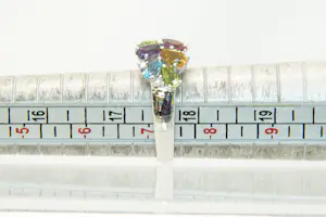 44 - 18 karaats witgouden ring met kleurstenen en diamant 0.12 crt briljant kopen? Bied vanaf 420!