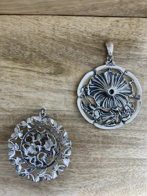 Een Lotje van twee zilveren hangers met bloemmotief kopen? Bied vanaf 1!