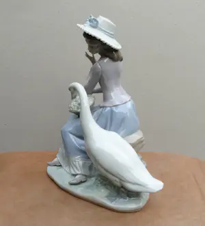 Lladro - Junges Mädchen mit Früchtekorb und einer neugierigen Ente kopen? Bied vanaf 109!