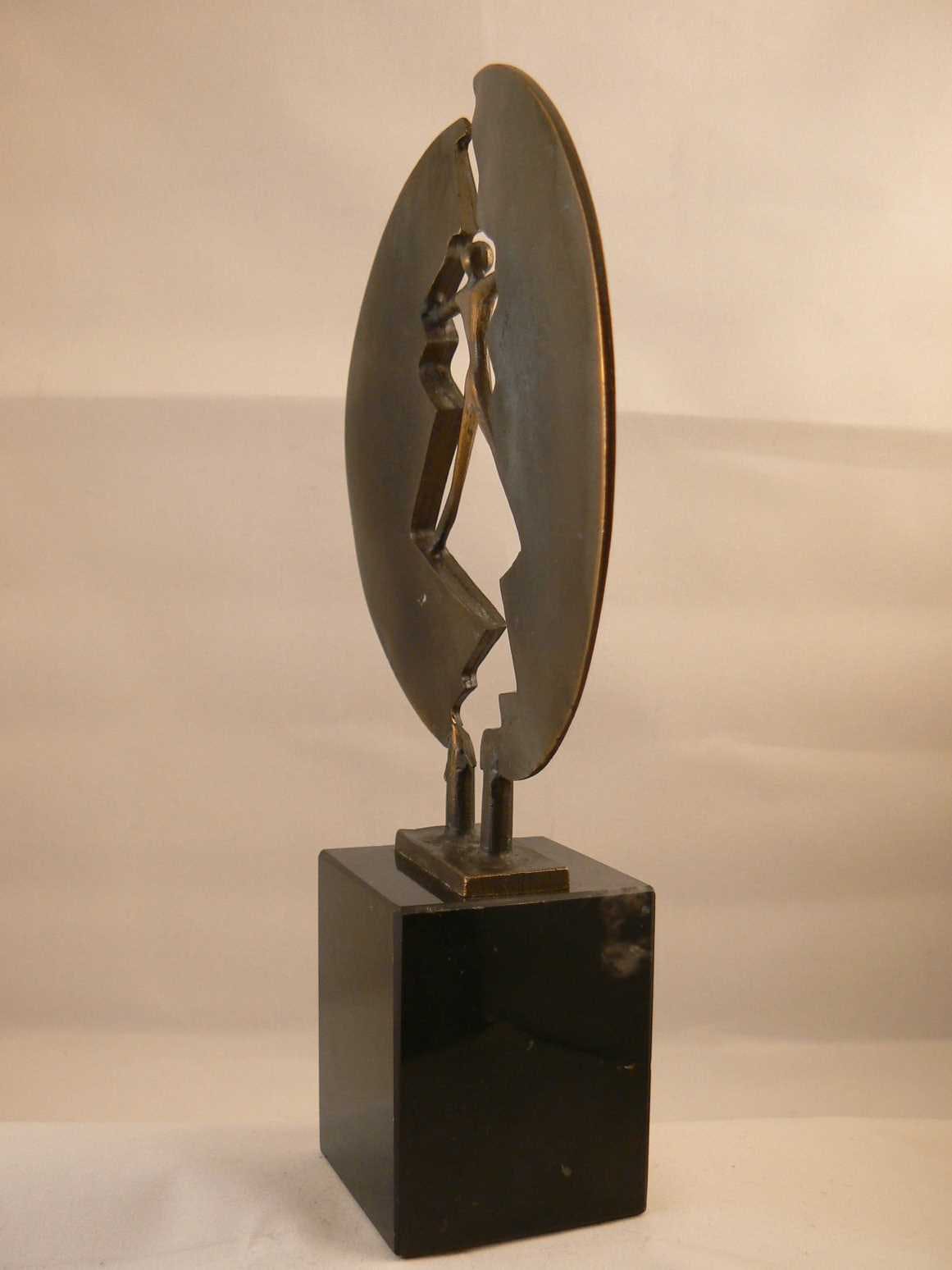 Brons (Onbekend) - Figuur in open gebroken cirkel kopen? Bied vanaf 75!