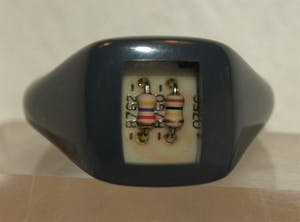 Juul Jacobs - Ring van polyester met computerchip – 2003 - Tussen Kunst en Kitsch kopen? Bied vanaf 75!