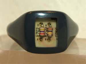 Juul Jacobs - Ring van polyester met computerchip – 2003 - Tussen Kunst en Kitsch verkocht voor € 75!
