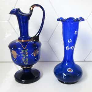 Niet of onleesbaar gesigneerd - Cobalt blauwe Boheems glazen kan en vaas verkocht voor € 10!