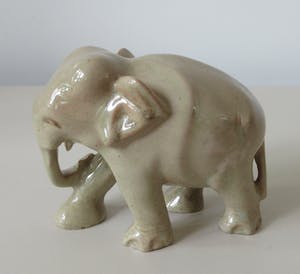 Niet of onleesbaar gesigneerd - Modernistisch aardewerken plastiek van een olifant kopen? Bied vanaf 1!