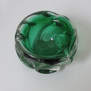 Josef Hospodka - Dikwandige smaragd groene getordeerde asbak uitvoering Chribska Sklo kopen? Bied vanaf 10!