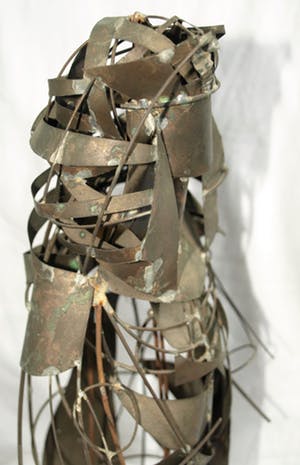 Niet of onleesbaar gesigneerd - Beeld van blik en ijzerdraad, “Koningin” – 34 cm hoog kopen? Bied vanaf 10!