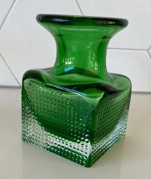 Niet of onleesbaar gesigneerd - Groene dubbelwandige glazen noppen vaas kopen? Bied vanaf 1!
