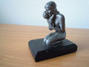 Niet of onleesbaar gesigneerd - Prachtig beeldje van moeder met baby kopen? Bied vanaf 1!