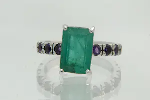 38 - 14 karaats witgouden ring met smaragd ca 2.85 crt en paarse kleurstenen kaufen? Bieten Sie von 280!